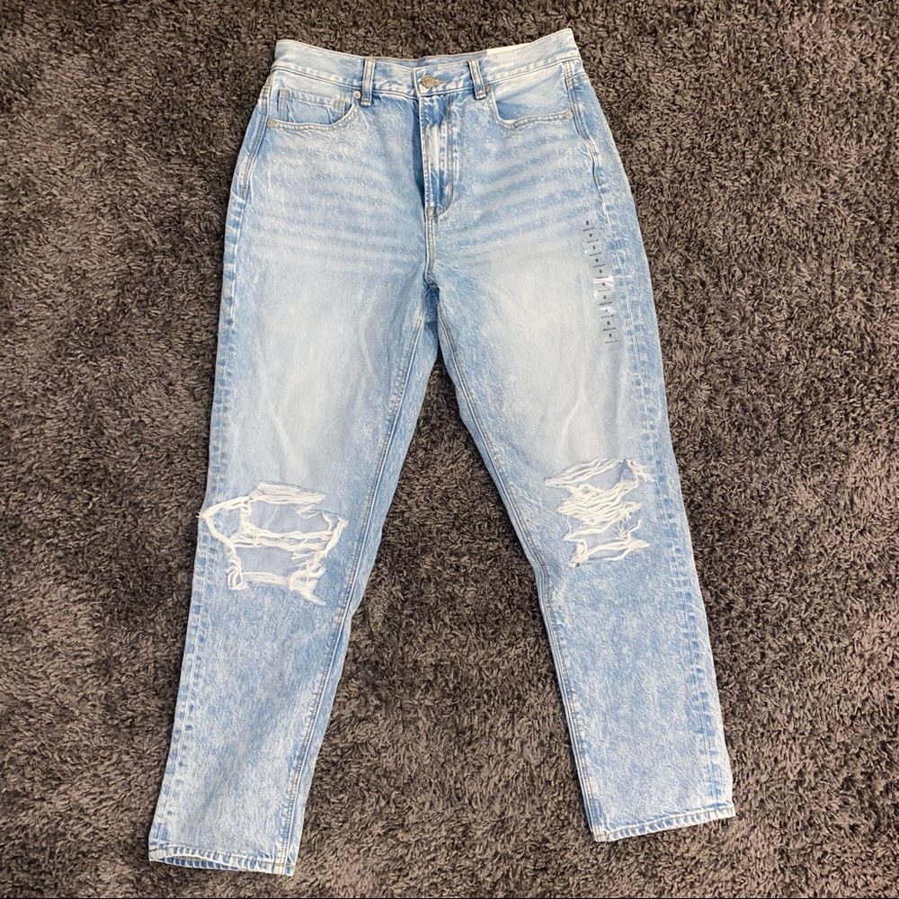 AE Mom Jeans. New With Tags, NEVER WORN.